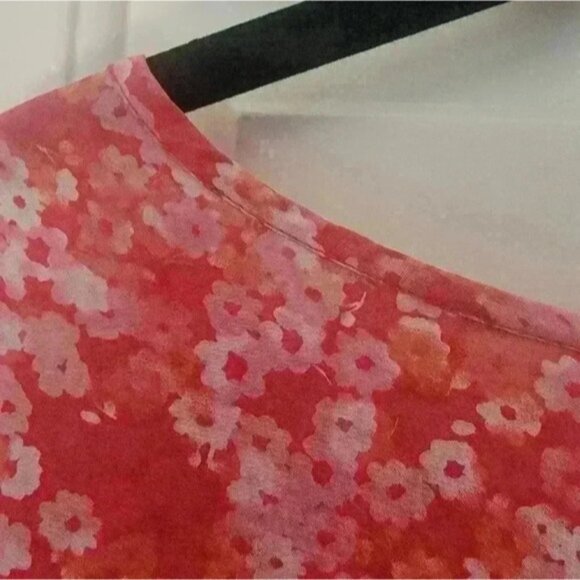 Gap Red Floral Mesh Detail Top Size L - Picture 9 of 9